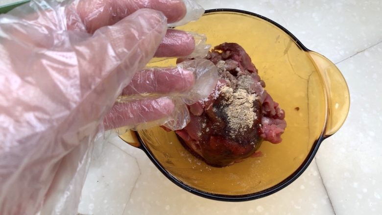 炒牛肉也可以温婉清雅➕白百合小炒牛肉,戴上一次性手套