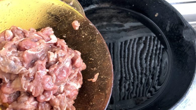 炒牛肉也可以温婉清雅➕白百合小炒牛肉,热锅后加入多一点的食用油，加入腌好的牛肉