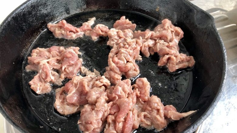 炒牛肉也可以温婉清雅➕白百合小炒牛肉,滑炒到牛肉表面变色，盛出备用