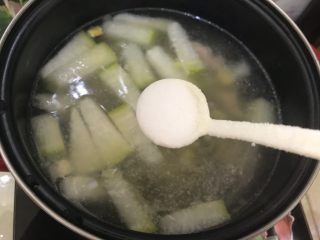 冬瓜笋丁排骨汤,10分钟后，加一小勺细盐