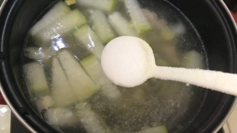 冬瓜笋丁排骨汤,10分钟后，加一小勺细盐