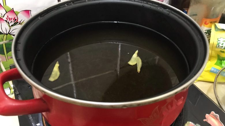 冬瓜笋丁排骨汤,洗干净锅子，重新煮一锅水，并且加入剩余的姜片，再加入适量料酒