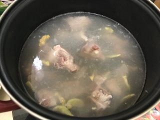 冬瓜笋丁排骨汤,煮3.4分钟