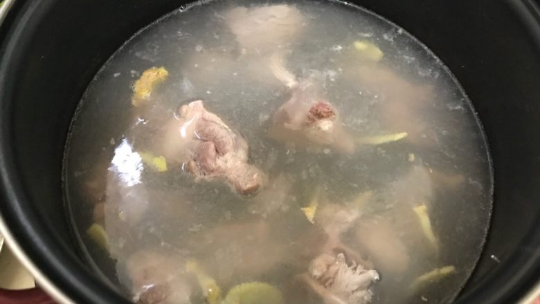 冬瓜笋丁排骨汤,煮3.4分钟