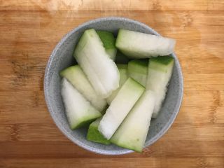 冬瓜笋丁排骨汤,冬瓜洗净，不用去皮，冬瓜皮是很有营养的，然后切成小块