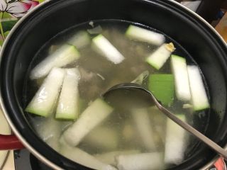 冬瓜笋丁排骨汤,稍稍搅拌一下，盖上锅盖，继续小火煮10分钟