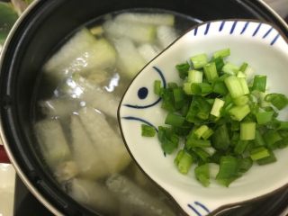 冬瓜笋丁排骨汤,加入小葱，搅拌均匀，即可