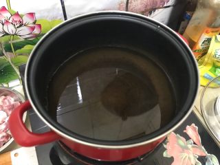 冬瓜笋丁排骨汤,锅内煮适量清水