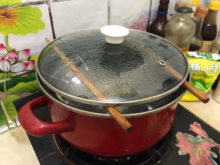 冬瓜笋丁排骨汤,转小火，盖上锅盖，架上两根筷子水就不会溢出来，煮30分钟