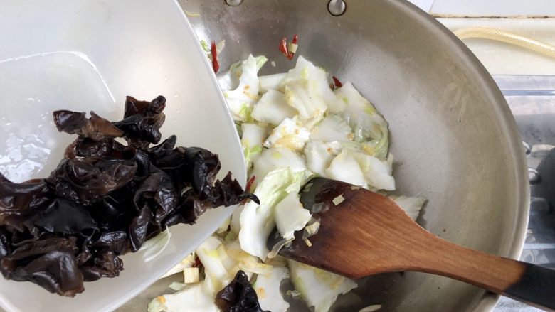 黑白配，小清新➕木耳清炒大白菜,加入焯烫过的黑木耳翻炒均匀