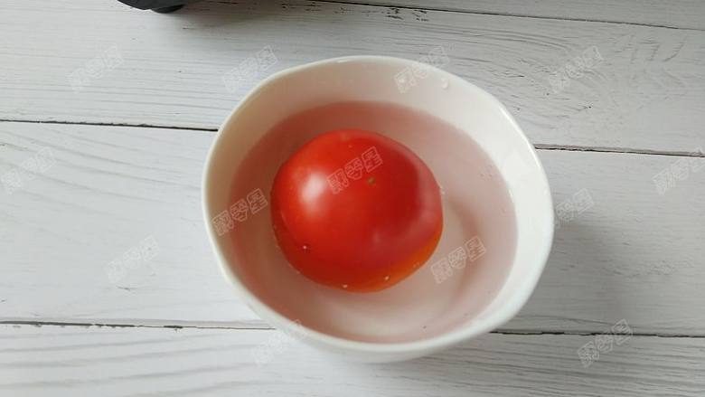 番茄苹果汁,番茄放入开水中浸泡一分钟，把皮去掉