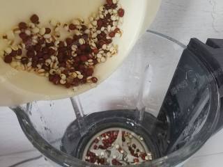 红豆薏仁豆浆,将红豆、薏仁倒入破壁机的料理杯中