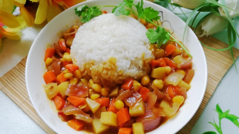 小清新咖喱饭,米饭边缘浇上咖喱蔬菜丁