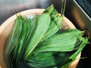台湾𠧧肉风味粽,煮过的粽子叶再用清水洗一下