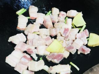 台湾𠧧肉风味粽,把五花肉放入姜葱锅中炒一会儿