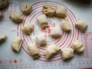 核桃枣馒头,分成每个60g左右的面团。