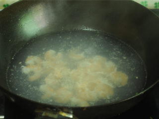 滑蛋虾仁,起锅烧热水，水开后放入虾仁汆烫