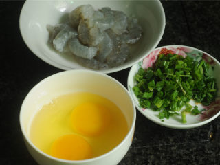 滑蛋虾仁,虾去壳去虾线，清洗干净，葱切花，鸡蛋打入碗里