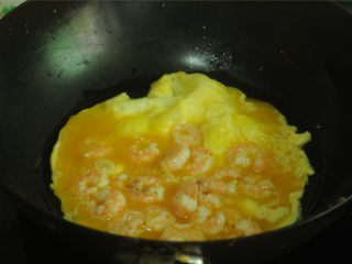 滑蛋虾仁,倒入蛋液和虾仁的混合物