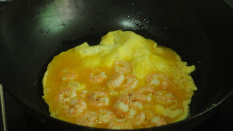 滑蛋虾仁,倒入蛋液和虾仁的混合物