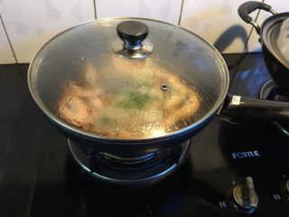 美极蒜味大虾金针菇,加盖用大火三分钟，转中小火三、四分钟。过程中最好用透明的盖子，以便不开盖观察虾的颜色。