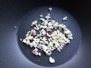 美极蒜味大虾金针菇,取一平底锅，将蒜末铺在底上。