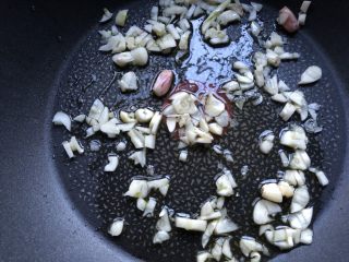 美极蒜味大虾金针菇,倒上2汤匙油，转动锅子，使之均匀平铺整个锅底。