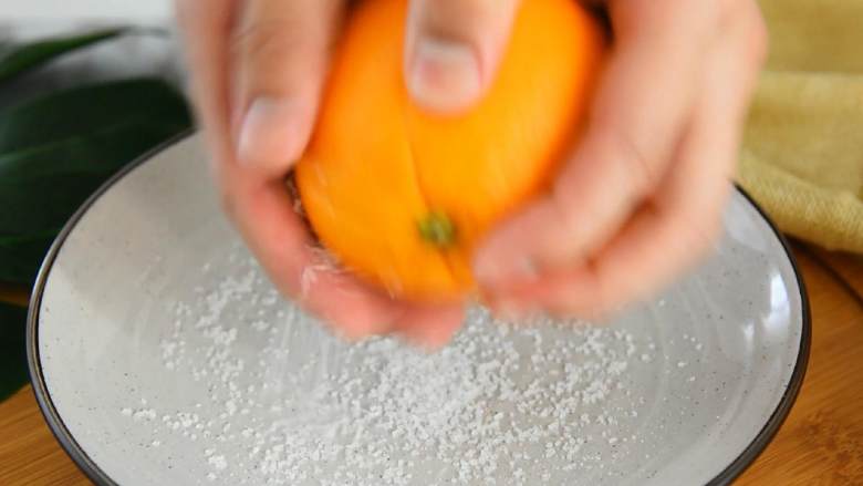 盐蒸橙子—既是水果又是良药，效果还不错,手心放盐，搓完橙子后洗净。