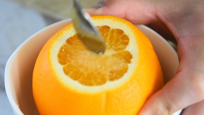 盐蒸橙子—既是水果又是良药，效果还不错,用勺子将盐戳进橙肉内。