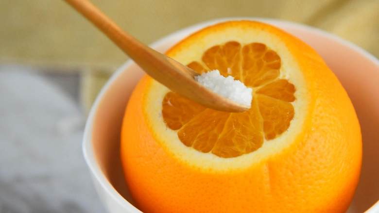 盐蒸橙子—既是水果又是良药，效果还不错,切开顶盖，放入碗内，撒上小撮盐。