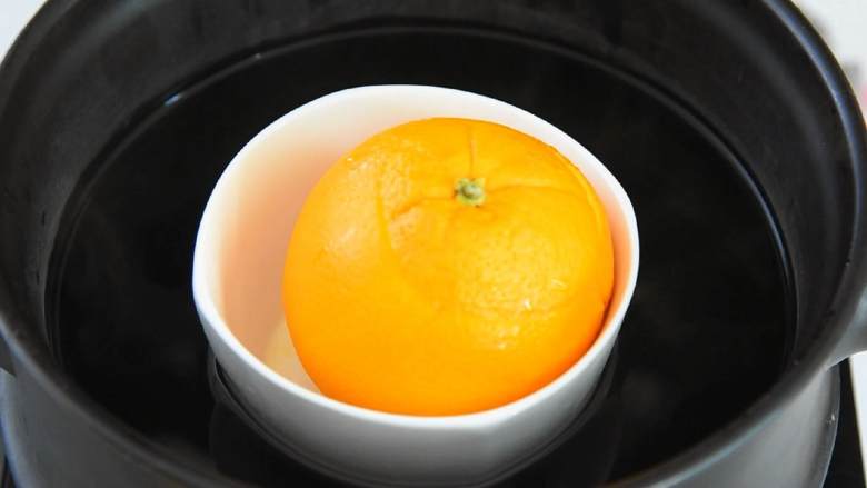 盐蒸橙子—既是水果又是良药，效果还不错,合上顶盖，冷水入锅，大火蒸15分钟即可。