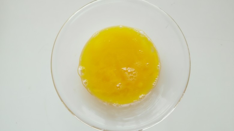 毛豆炒鸡蛋,鸡蛋打散倒入食盐搅拌均匀。