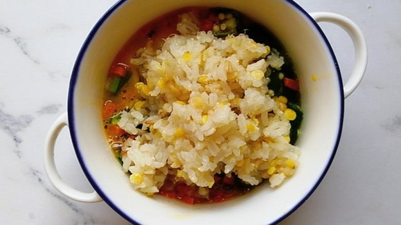 宝宝辅食—秋葵蔬菜米饼,加入适量的米饭搅拌均匀（根据胃口来定）
