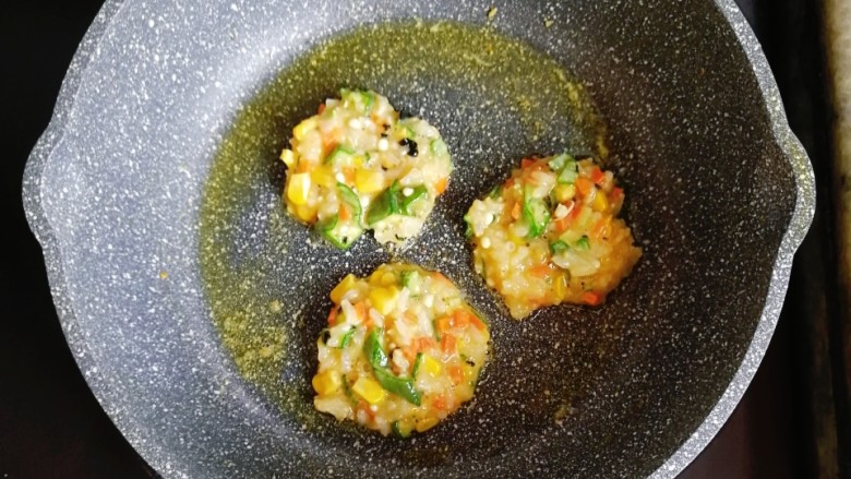 宝宝辅食—秋葵蔬菜米饼,锅内刷一层油，一勺勺舀入米饭糊