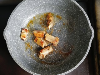 宝宝辅食—土豆玉米排骨焖饭,放入排骨炒糖色，翻炒均匀