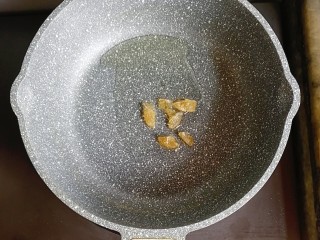 宝宝辅食—土豆玉米排骨焖饭,锅内少许油，放入冰糖炒至融化