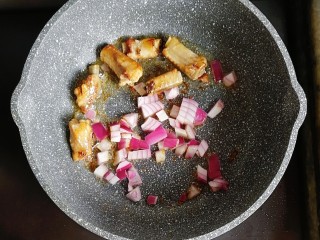 宝宝辅食—土豆玉米排骨焖饭,倒入洋葱炒香