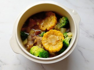 宝宝辅食—土豆玉米排骨焖饭,连汤和菜和排骨倒入装有米的焖锅内