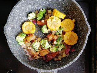宝宝辅食—土豆玉米排骨焖饭,最后倒入玉米和西兰花翻炒均匀