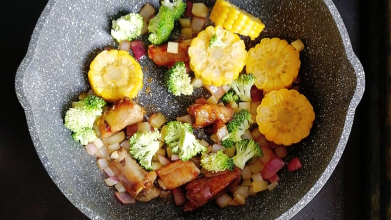 宝宝辅食—土豆玉米排骨焖饭,最后倒入玉米和西兰花翻炒均匀