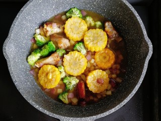 宝宝辅食—土豆玉米排骨焖饭,倒入一碗清水，中火煮3分钟即可关火