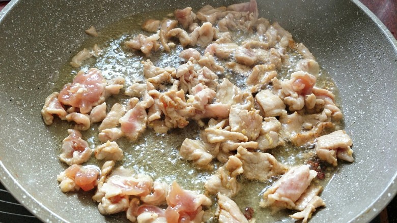 青椒洋葱炒肉,放入腌制好的肉片，翻炒均匀；