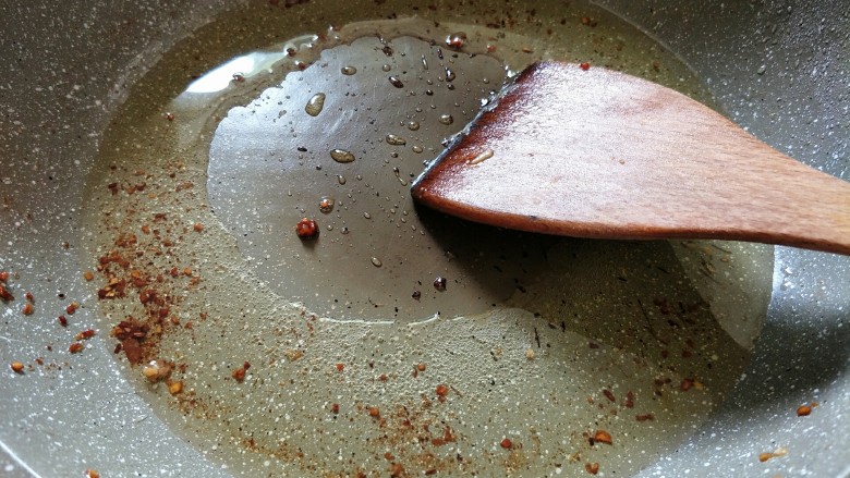 青椒洋葱炒肉,锅里留底油；