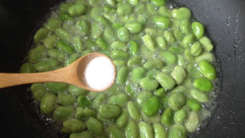 茴香蚕豆,倒入适量热水和少许盐，煮2分钟（不用盖盖）
