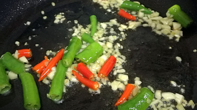 香辣可口的杭椒牛柳,锅中留底油，小火先稍煸一下杭椒，微起虎皮，让杭椒释放它的味道。