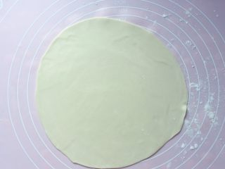豆角饼,取一小份面团擀成厚薄均匀的圆饼状（擀的越薄越好）。