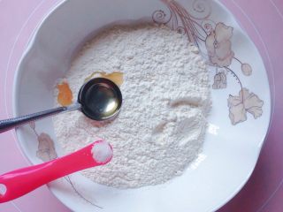 豆角饼,先来和面：在面粉里加入少许盐和一勺玉米油，搅拌均匀。