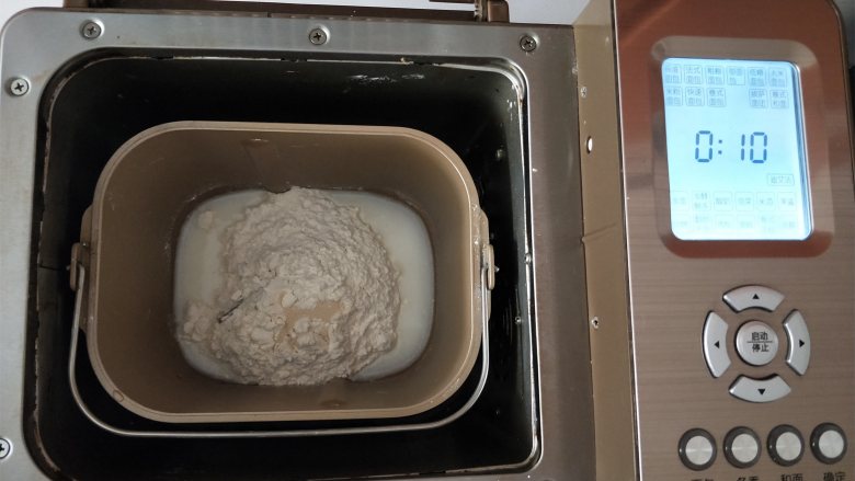 网红奶酪包,1、把中种的材料放面包机里，选择和面程序默认时间是10分钟，不用调节时间，用默认的就行
