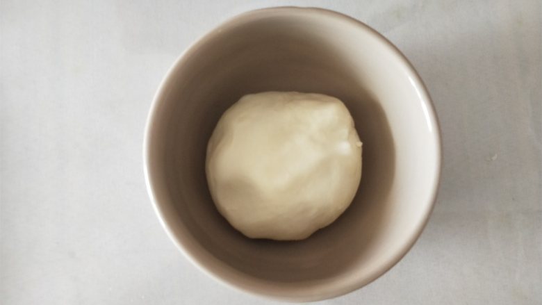 网红奶酪包,2、和完后取出面团放入大碗里，盖上保鲜膜后，放室温发酵大约三个小时多点（发酵面团那天白天温度 是28度），时间根据温度和空气湿度不同适当调整
