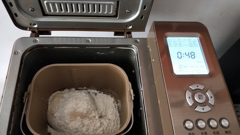 网红奶酪包,4、把发酵好的中种面团撕碎后放入面包机桶里，放入主面团材料，选择发面程序后启动，在28分钟的时候查看面团的状态
